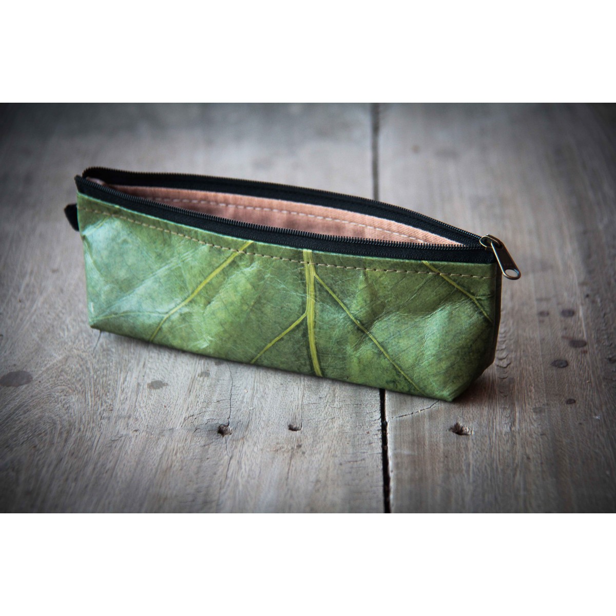 Federmappe / Etui / Kulturtasche aus Blättern in grün