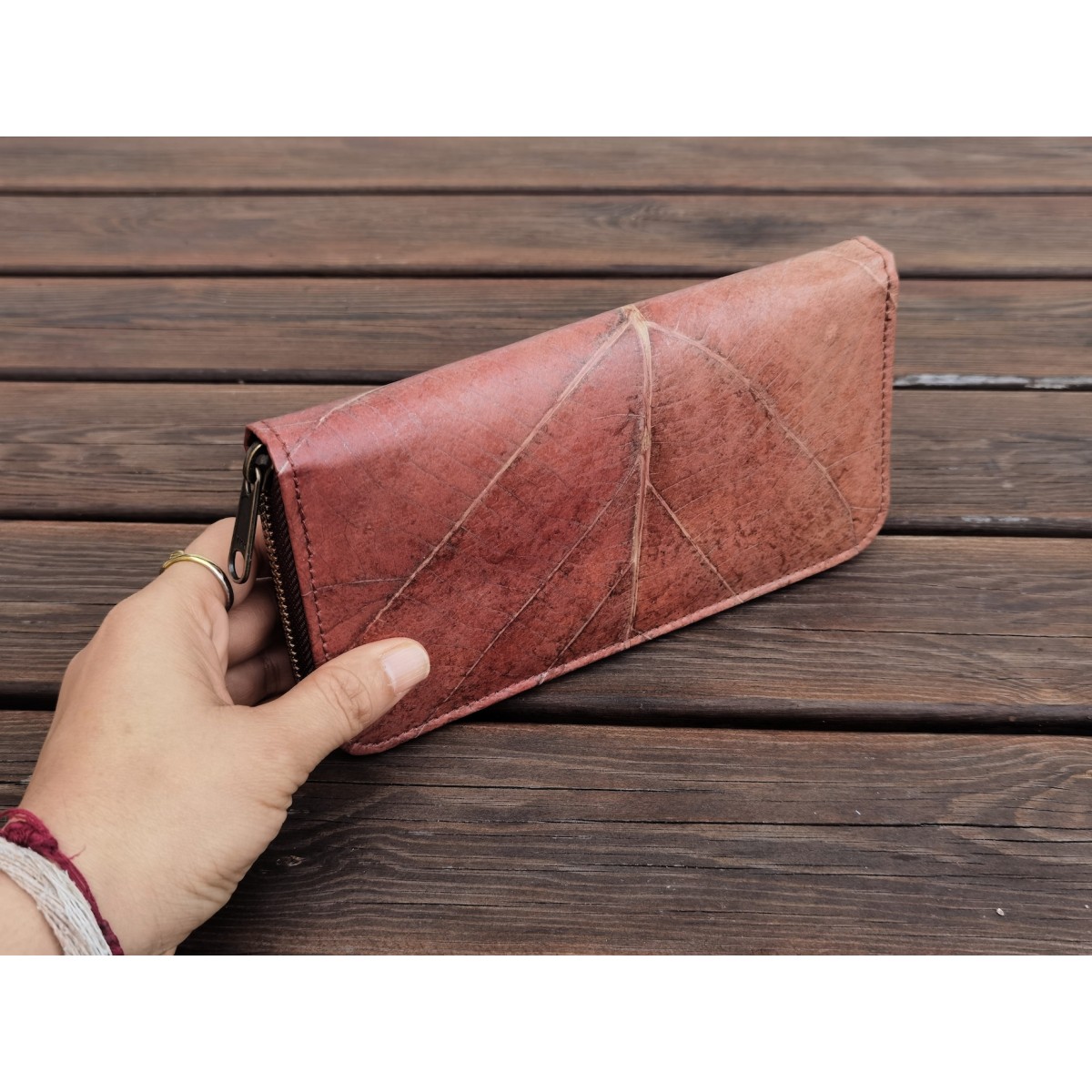 Portemonnaie/ Geldbörse aus recycelten Blättern, Nachhaltige vegan Brieftasche mit Zipper in Rot/ Braun - Vegan & umweltfreundlich
