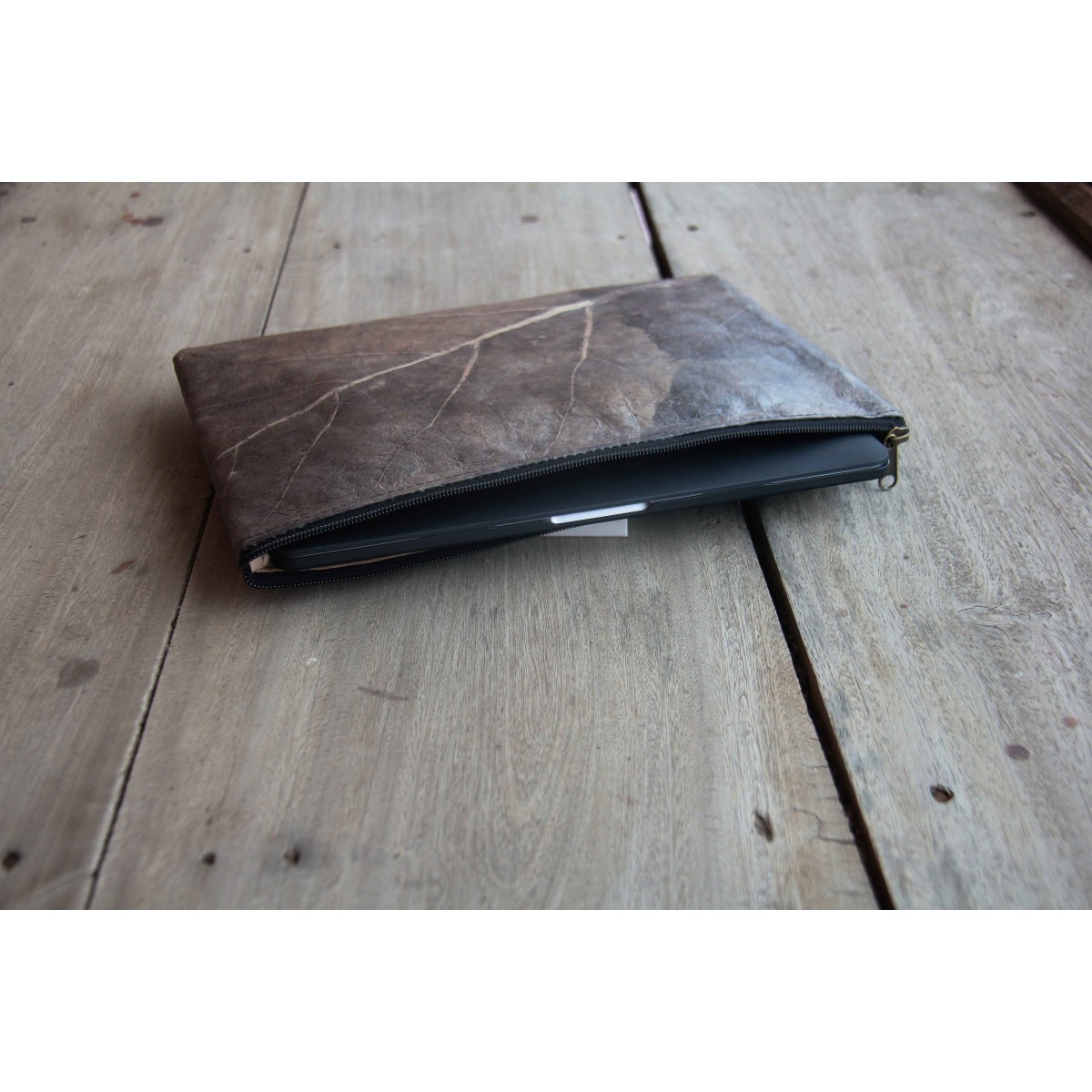 Gefütterte nachhaltige Laptop Hülle 15–16" aus Blattleder – Vegane, handgenähte & wasserabweisende Laptoptasche für MacBook in grau / braun BY COPALA
