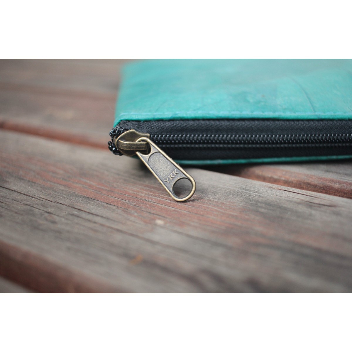 Gefütterte nachhaltige Laptop Hülle 13–14" aus Blattleder – Vegane, handgenähte & wasserabweisende Laptoptasche für MacBook Air/Pro - türkis