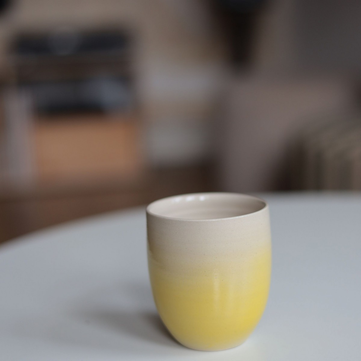 AURA Keramikbecher Gelb – Handgemachter Kaffeebecher mit Farbverlauf, Steinzeug Tasse, Handmade Cup, Geschenk für Kaffeeliebhaber