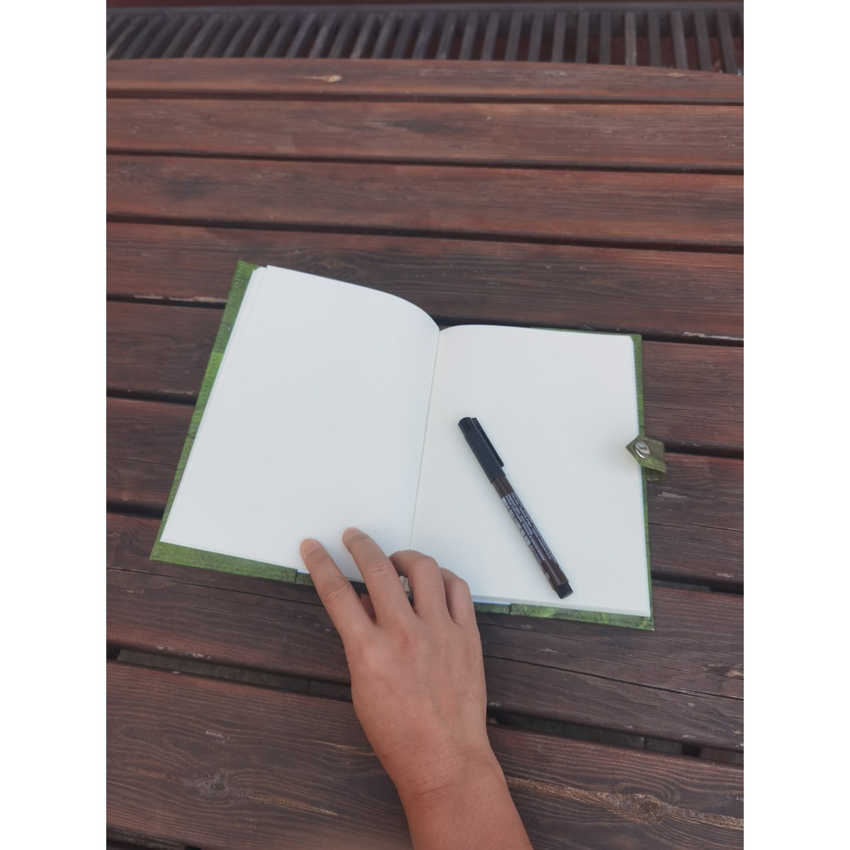 1 x Notizbuch A5 unliniert, Nachhaltiges Journal aus echten Blättern, Tagebuch Blanko, Eco Friendly Sketchbook in grün, Geschenk für Sie & Ihn