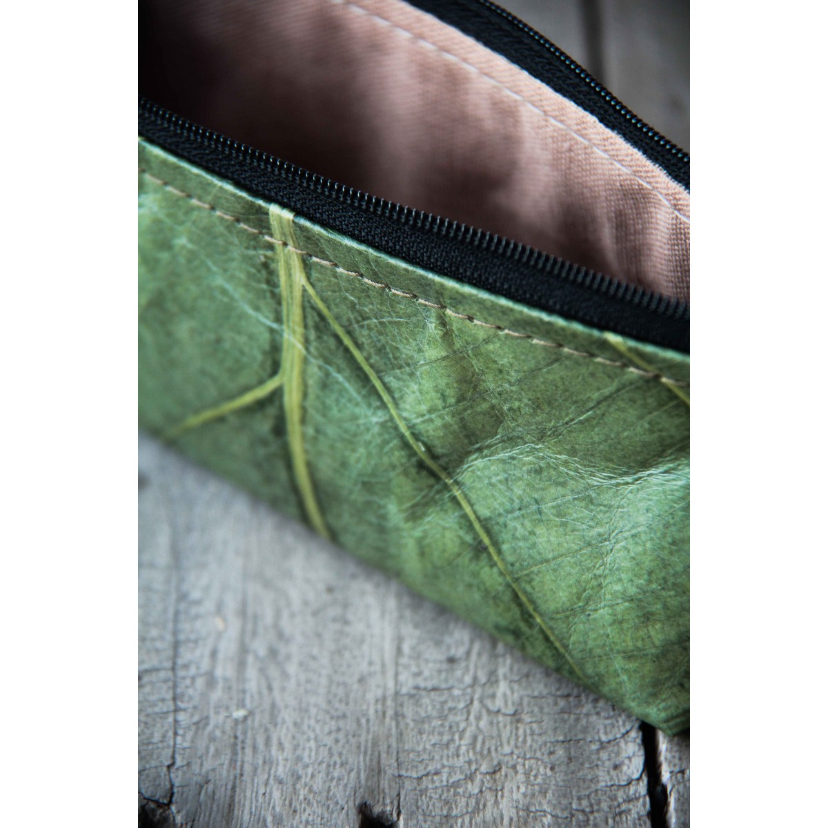 Federmappe / Etui / Kulturtasche aus Blättern in grün