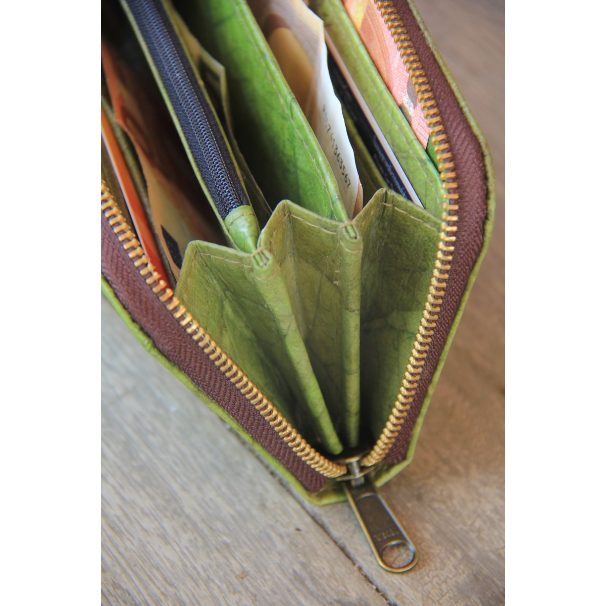 Portemonnaie aus recycelten Blättern / Nachhaltige vegane Brieftasche in grün