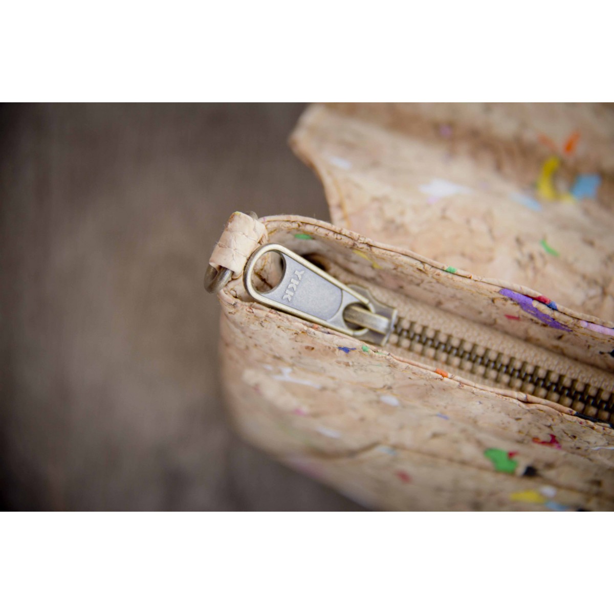 Schultertasche Damen aus Kork, praktische Clutch mit farbigen Akzenten, handgefertigt und vegan