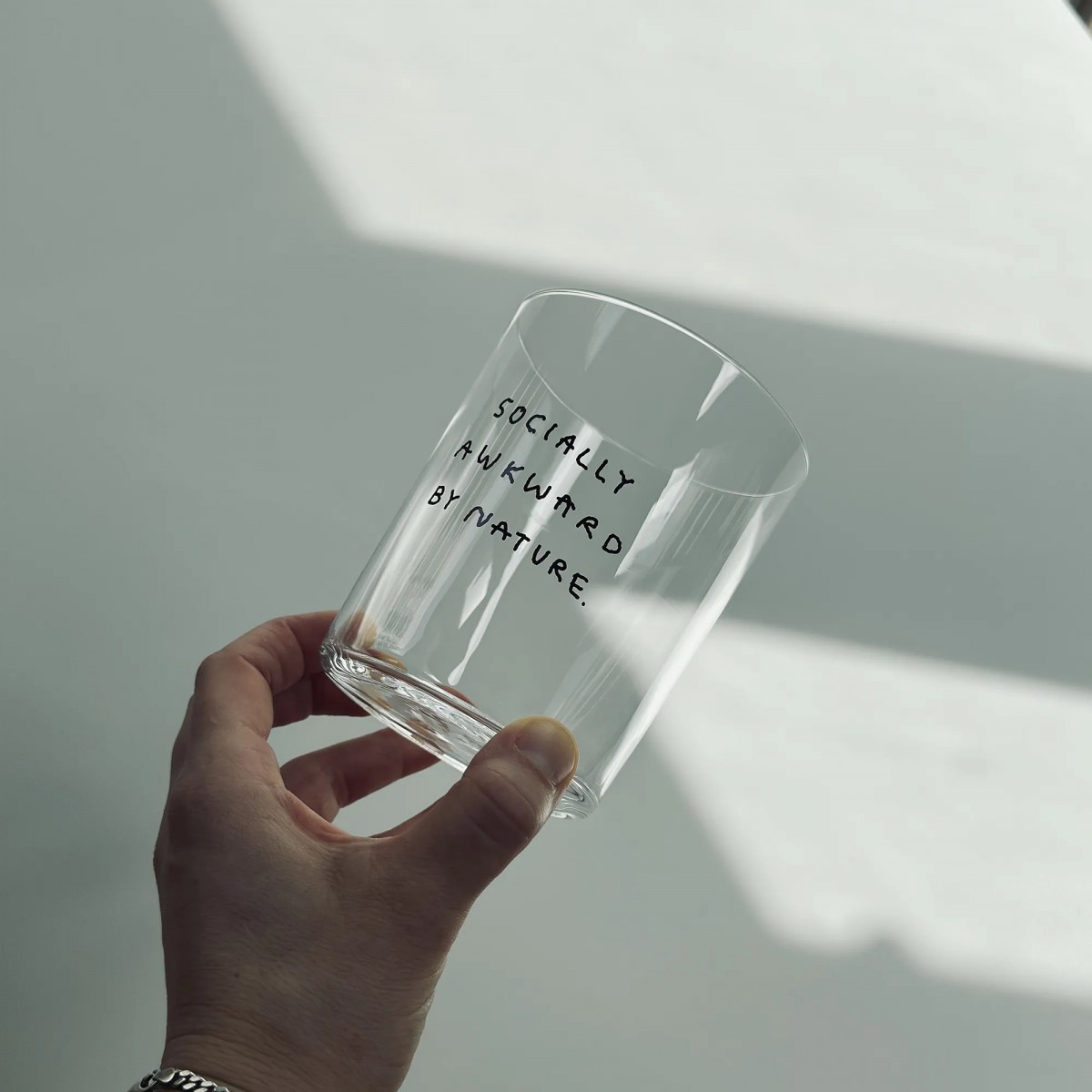 SOCIALLY AWKWARD BY NATURE - 550ML Glas - yahya studio, johanna schwarzer