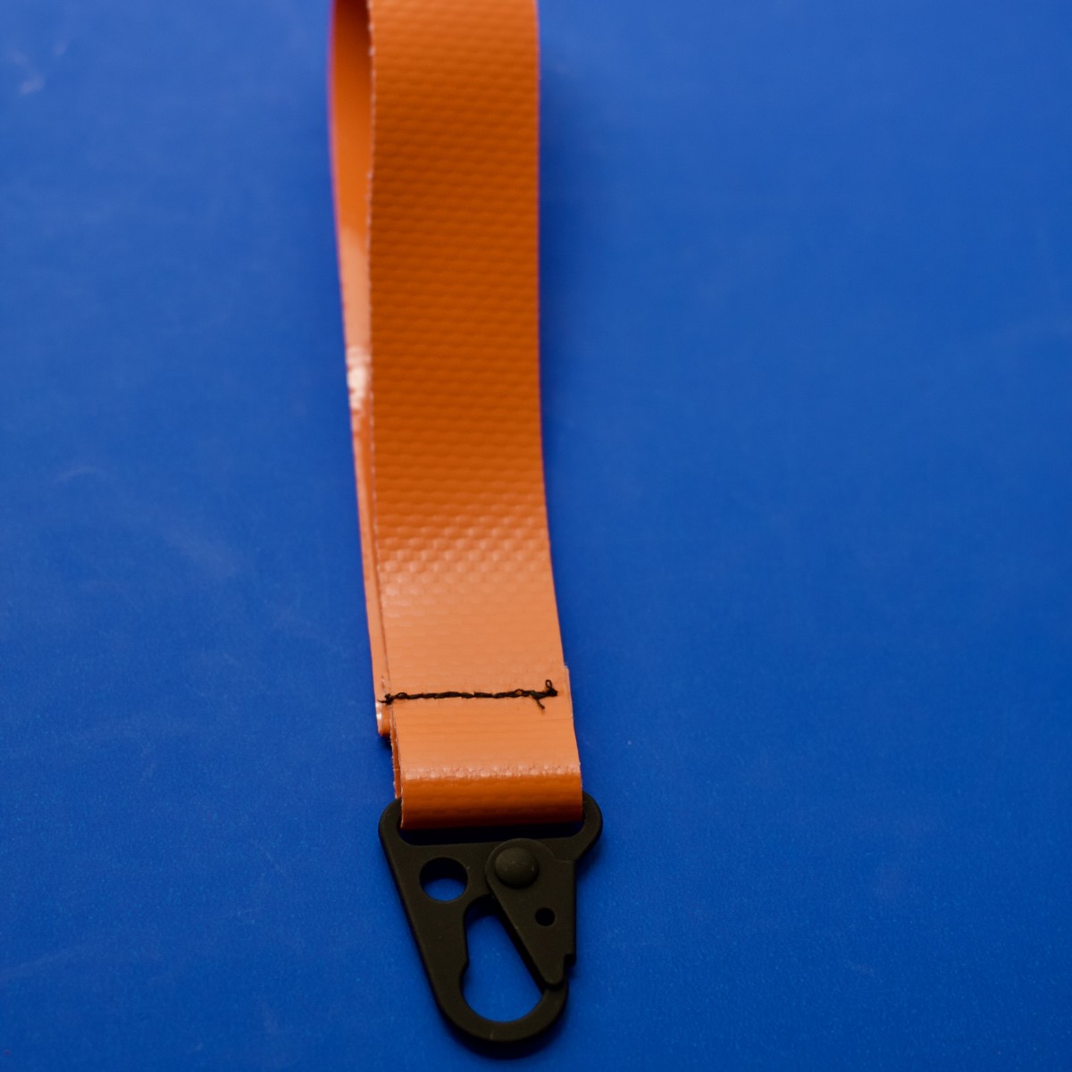 Mini-Strap aus LKW-Plane mit Soft-Touch-Karabiner – Orange & Schwarz - Pikto3000

