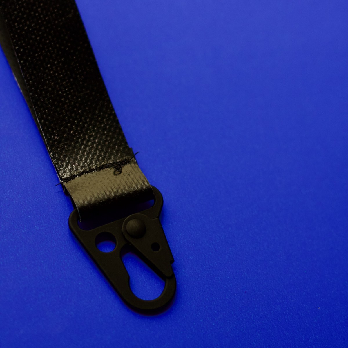 Mini-Strap aus LKW-Plane mit Soft-Touch-Karabiner – Schwarz - Pikto3000