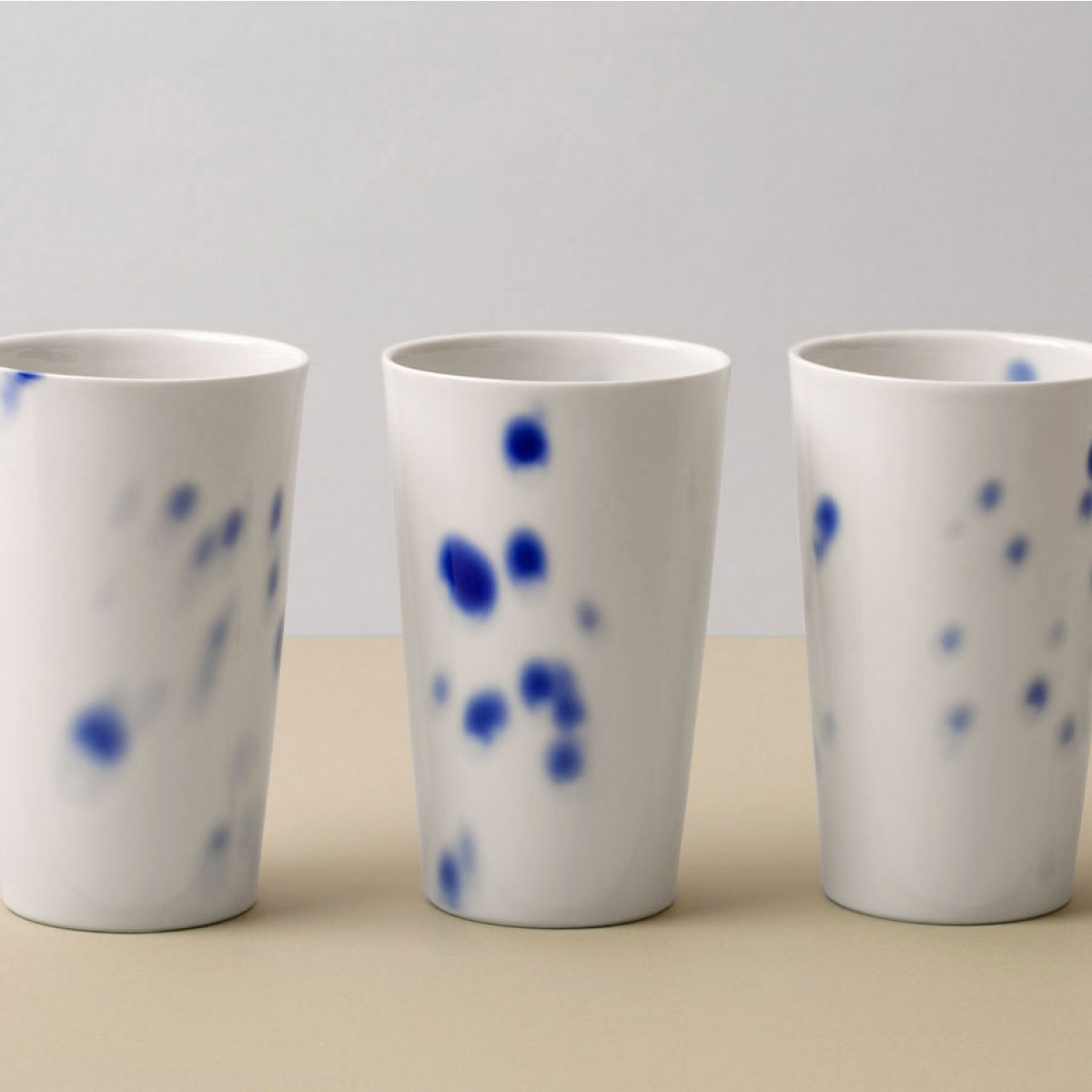 Porzellan Becher 300ml blau getupft