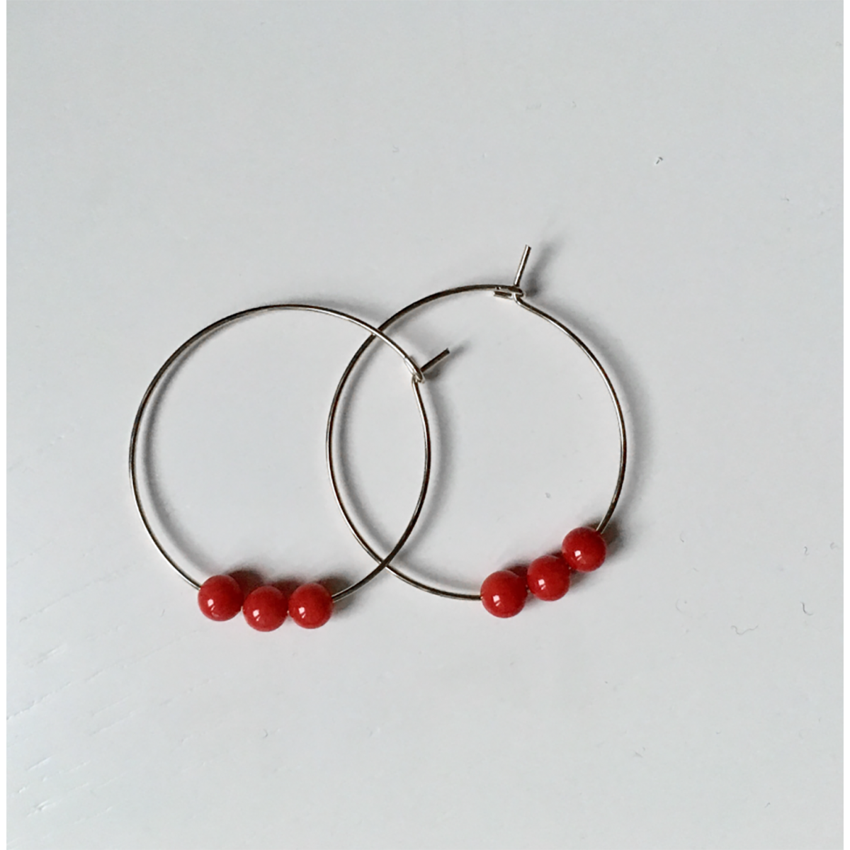 nahili CREOLEN "simple mini dot" Ohrringe Korallen Naturstein Perlen
€ 28,90