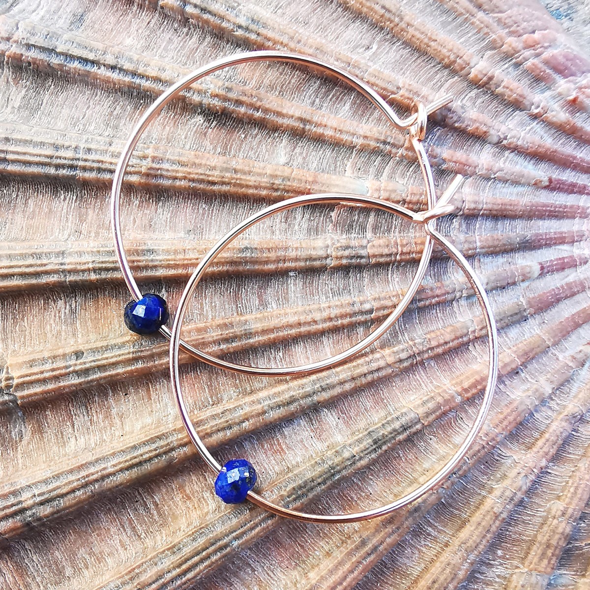natürlicher Lapis Lazuli Creolen, minimalistische Ohrringe, everyday earrings  - in Sterling Silber und (Rosé) Gold Filled - KIZZU Schmuck
