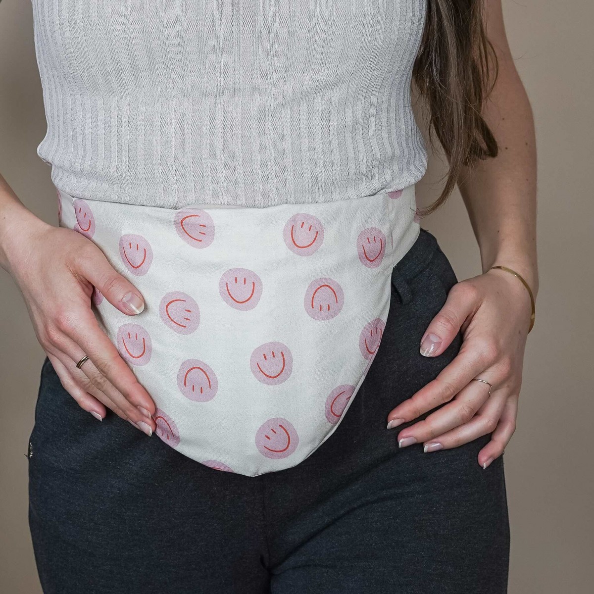 Wärmekissen mit Körnern gefüllt für den Bauch zum umbinden "Smiley Pink" – Tochter von Walter