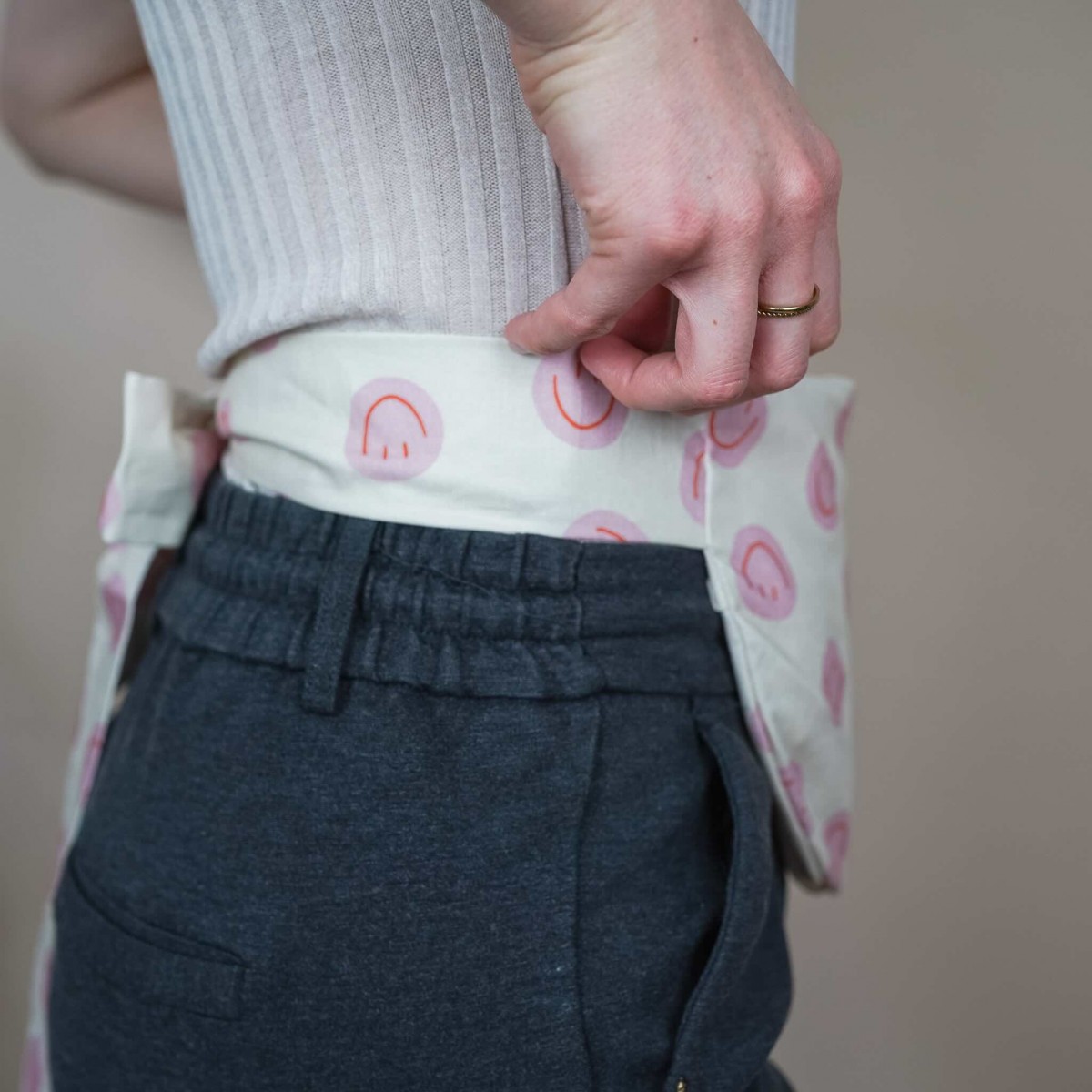 Wärmekissen mit Körnern gefüllt für den Bauch zum umbinden "Smiley Pink" - Tochter von Walter