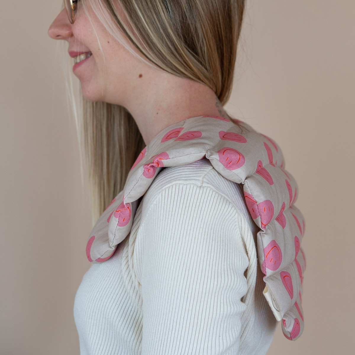 Dinkelkissen für Schulter und Nacken "Smiley Pink" – Tochter von Walter