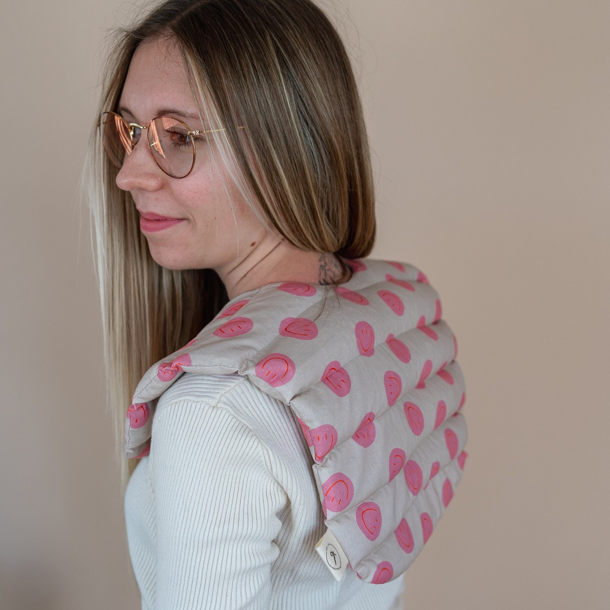 Dinkelkissen für Schulter und Nacken "Smiley Pink" – Tochter von Walter