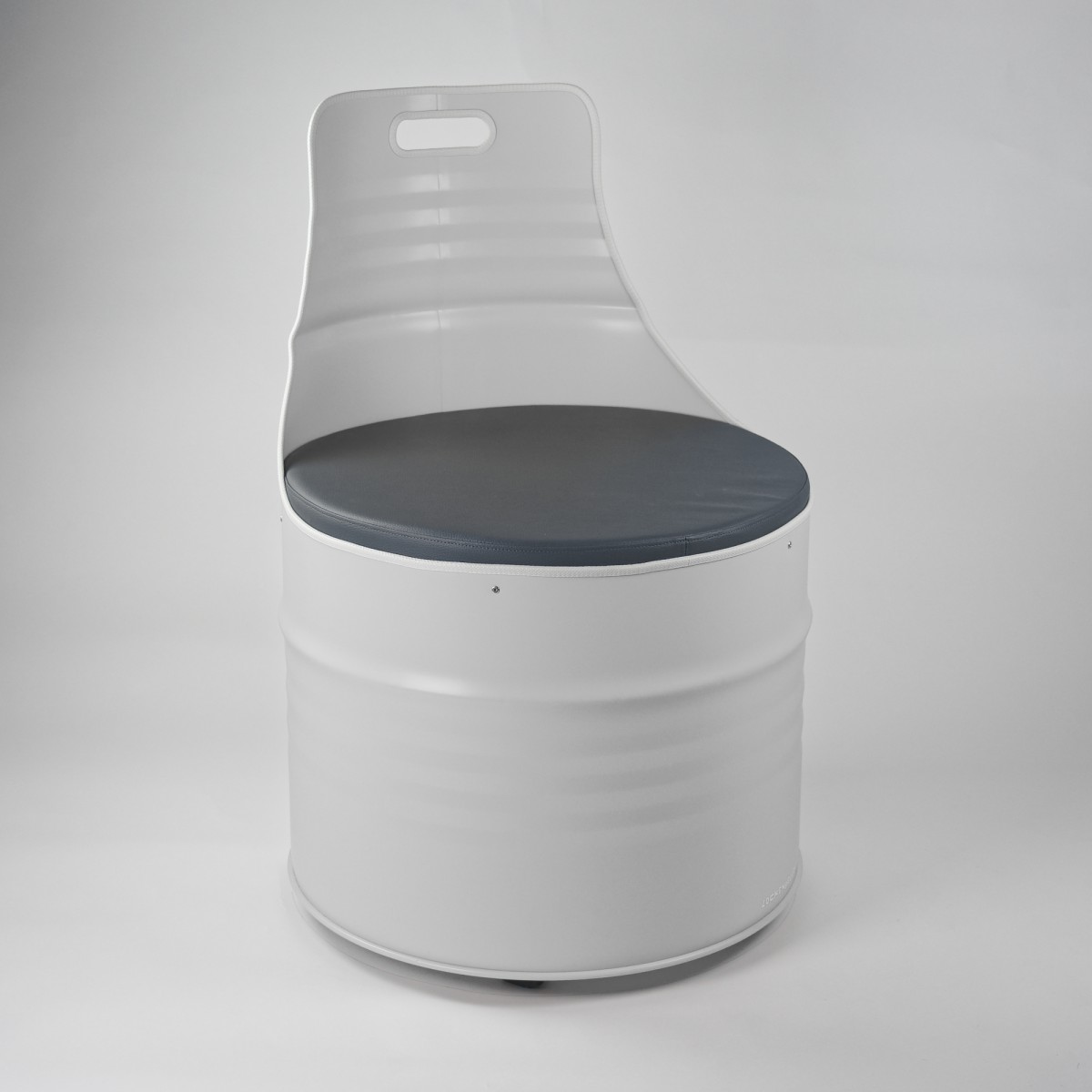 Lockengelöt - Sessel aus einem Ölfass