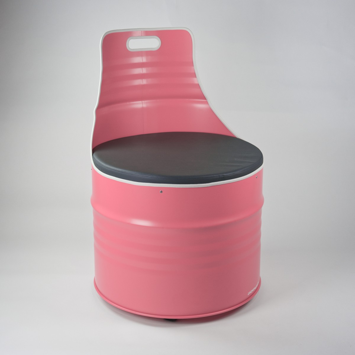 Lockengelöt - Sessel aus einem Ölfass