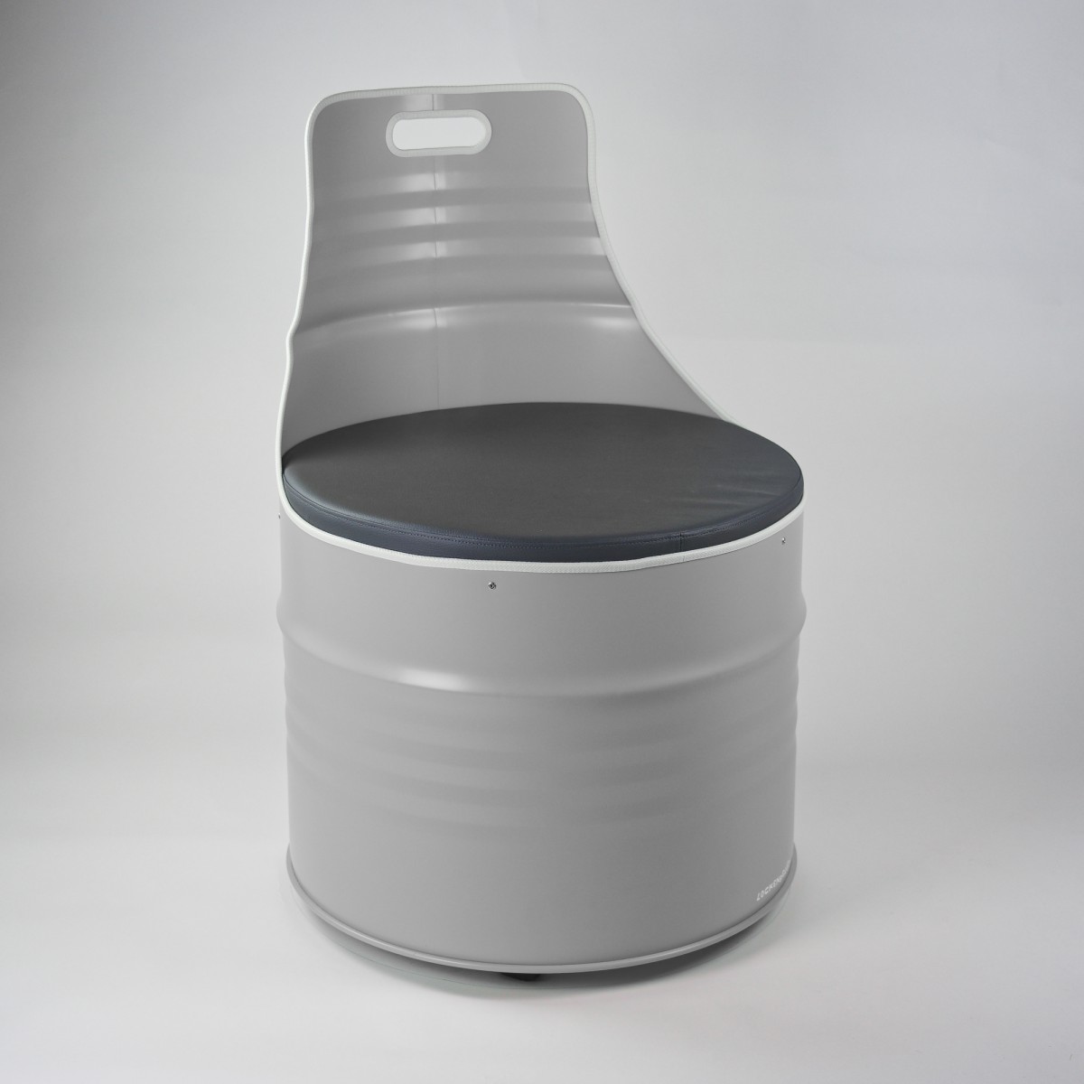 Lockengelöt - Sessel aus einem Ölfass