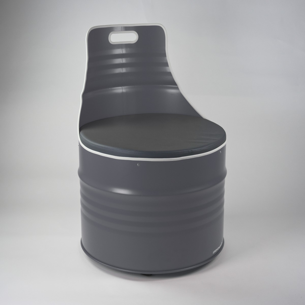 Lockengelöt - Sessel aus einem Ölfass