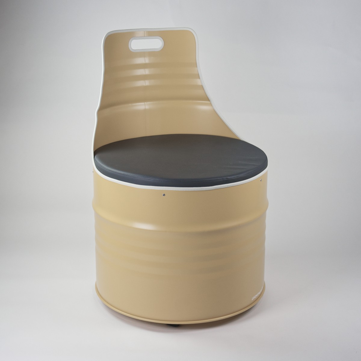 Lockengelöt - Sessel aus einem Ölfass