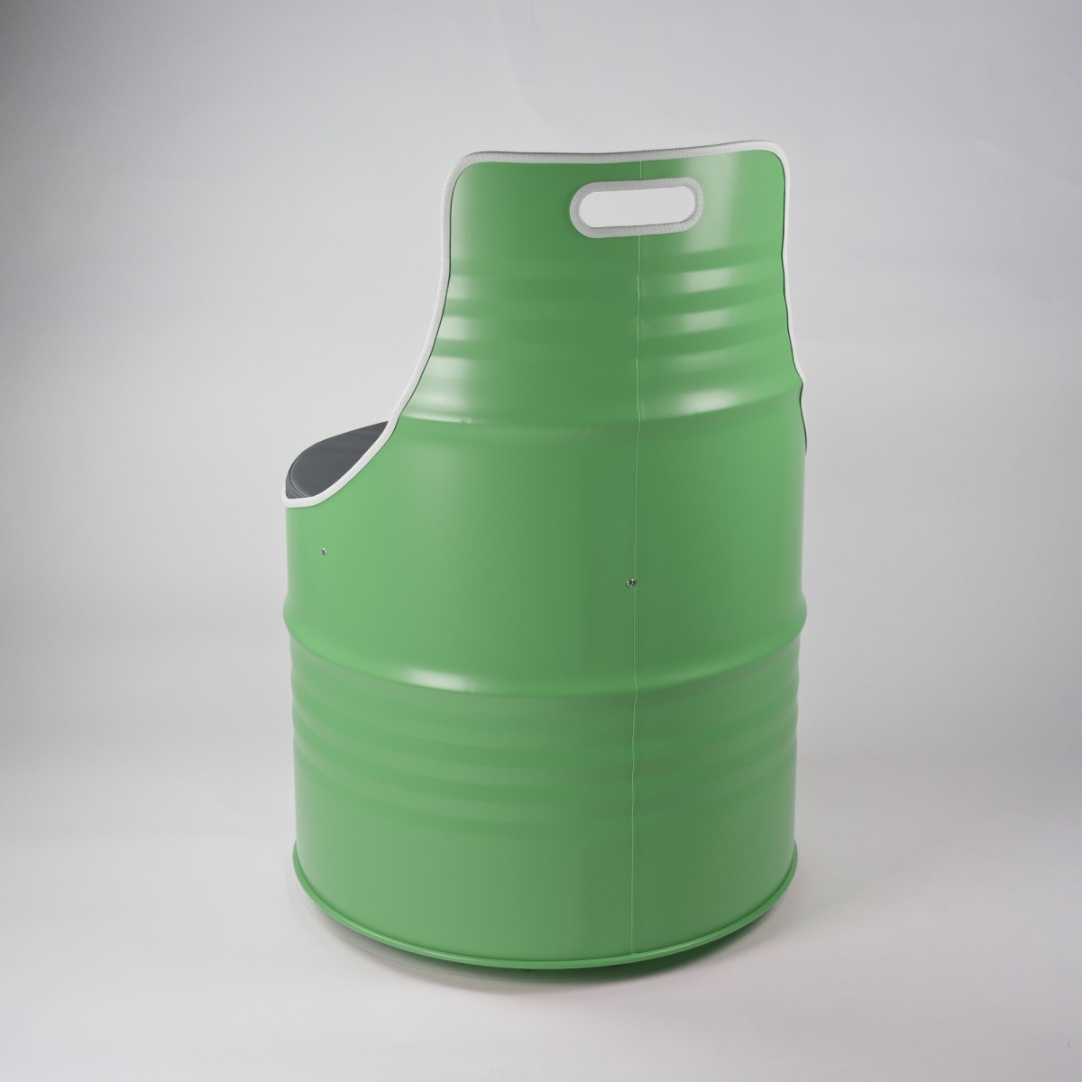 Lockengelöt - Sessel aus einem Ölfass