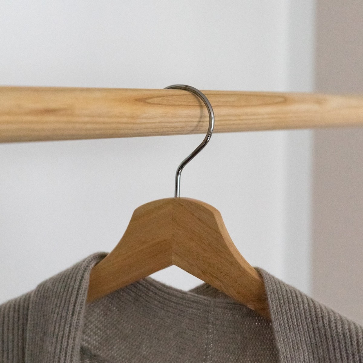 halblang | Schwebegarderobe | Kleiderstange | Massivholz