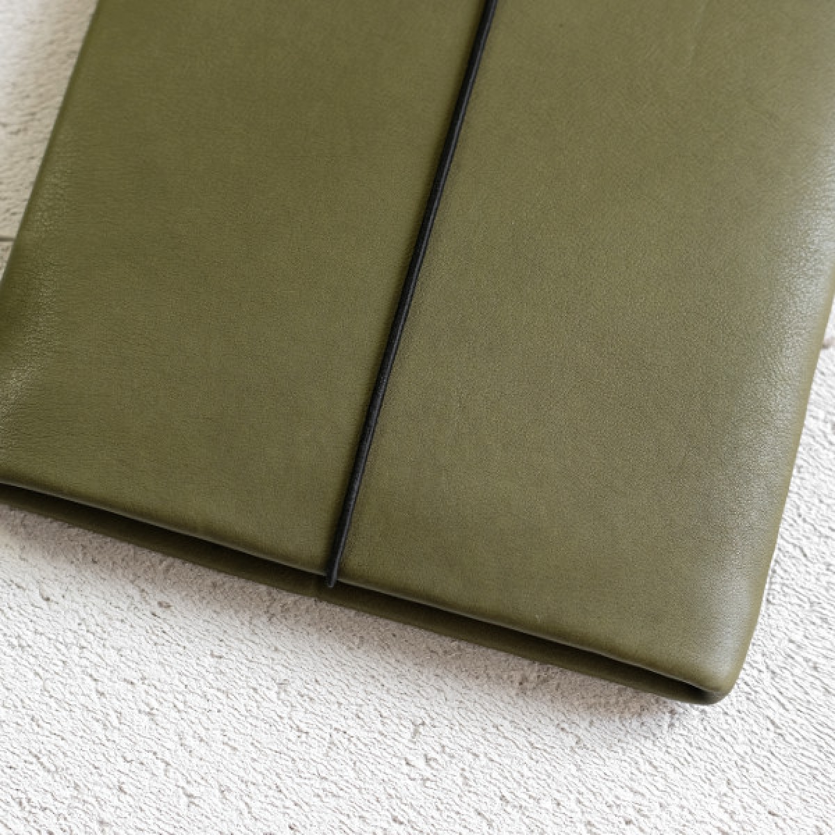 MacBook Skin aus olivgrünem Leder