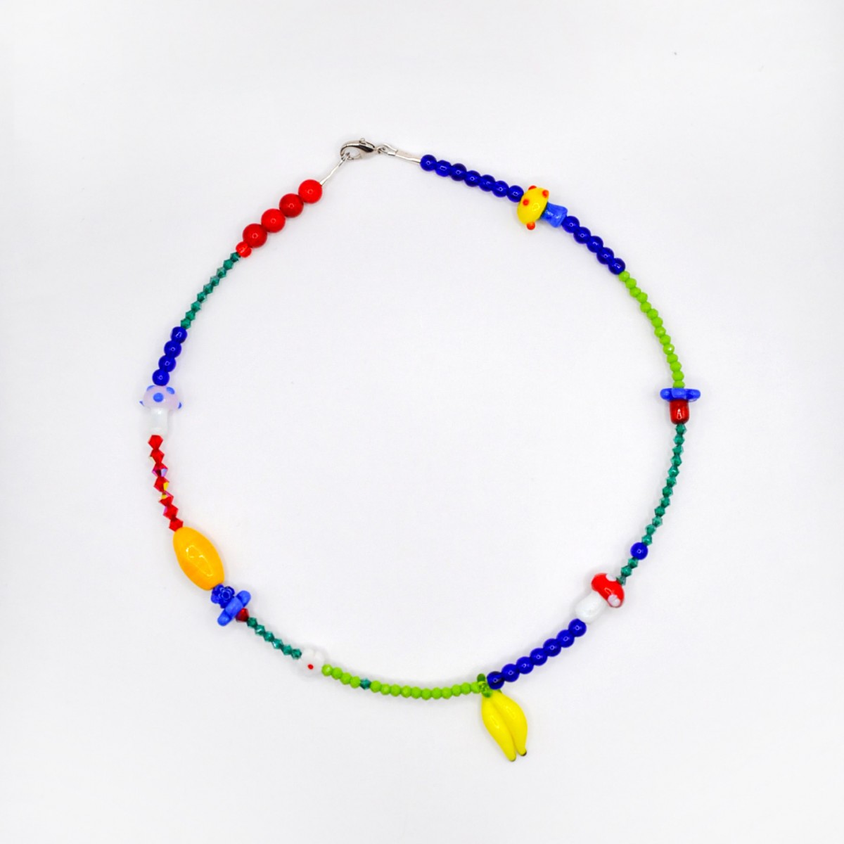 PINAPINA – Kette mit Edelsteinen, Glaspilzen, Blumen und Glasbanane