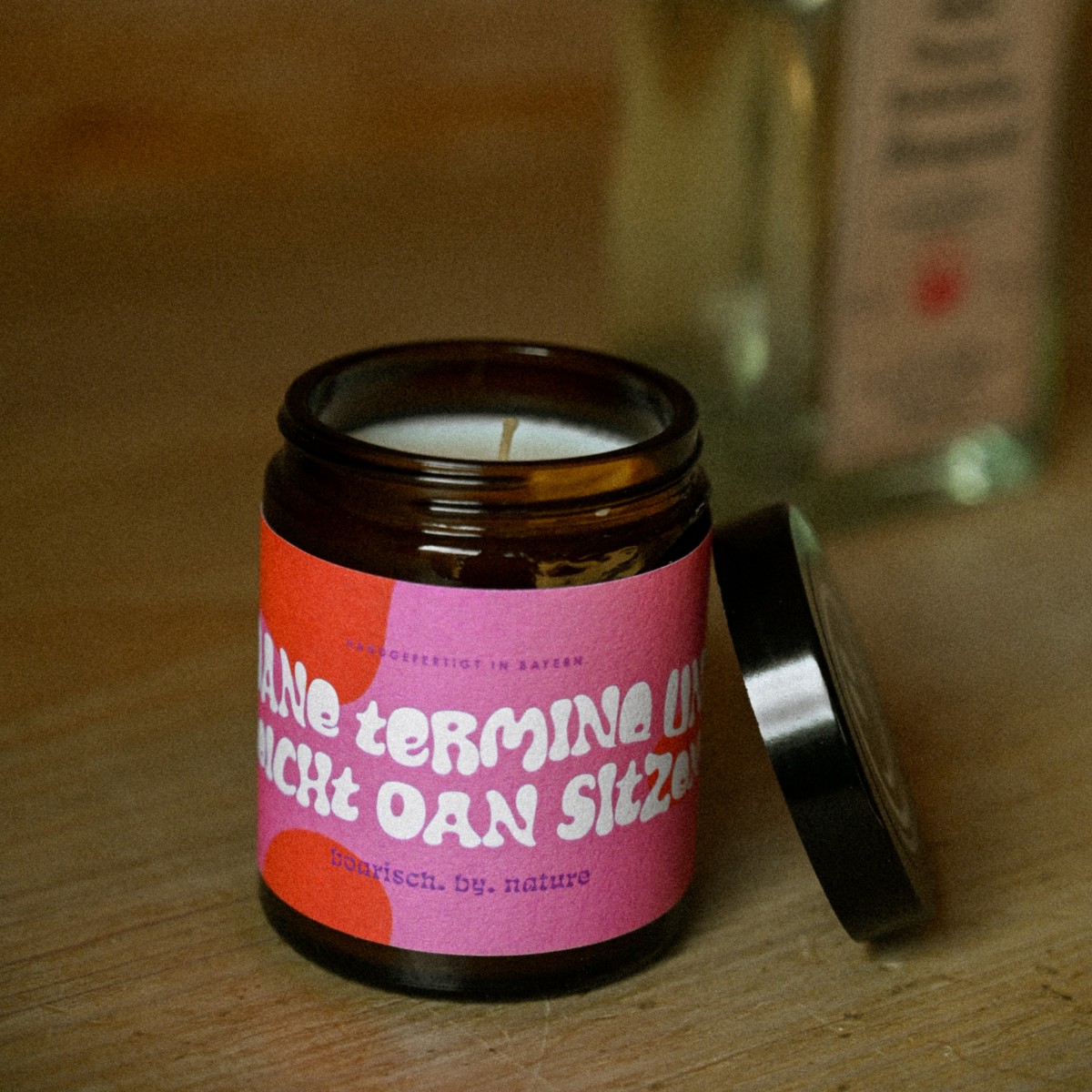 Koane Termine und leicht oan sitzen  | Bayerische Duftkerze | 180ml Rapswachs Zedernholz 