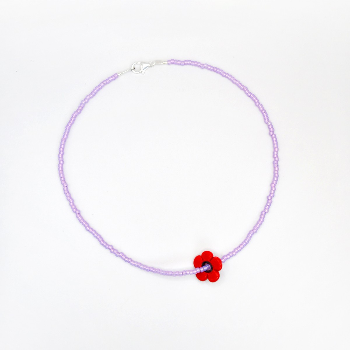 »BloomingAura« – Kette mit rotem Blumenanhänger und violetten Perlen von pinapina  