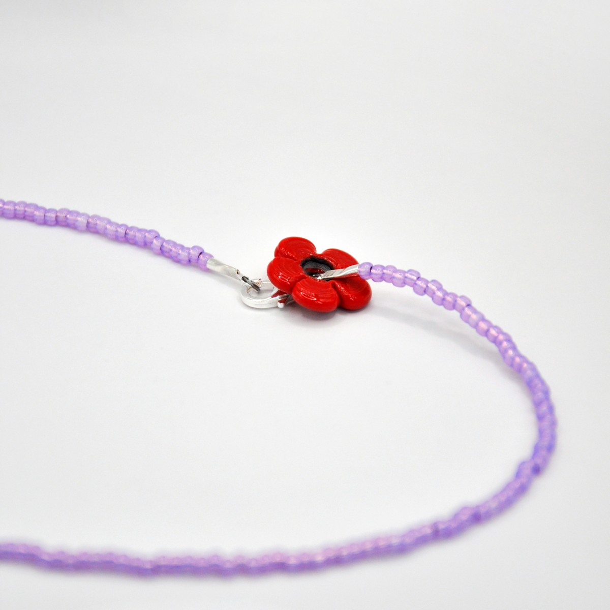 »BloomingAura« – Kette mit rotem Blumenanhänger und violetten Perlen von pinapina  