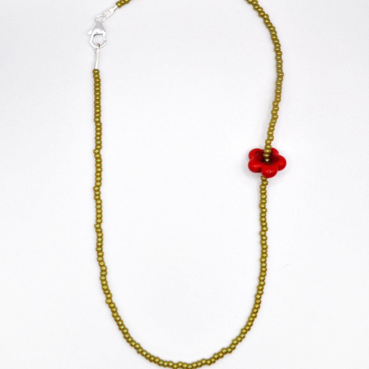 »BloomingAura« – Kette mit rotem Blumenanhänger und grünen oder violetten Perlen von pinapina