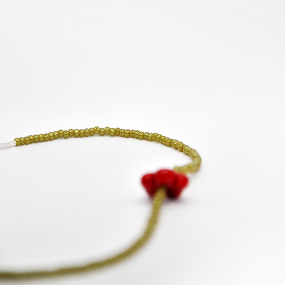 »BloomingAura« – Kette mit rotem Blumenanhänger und grünen oder violetten Perlen von pinapina