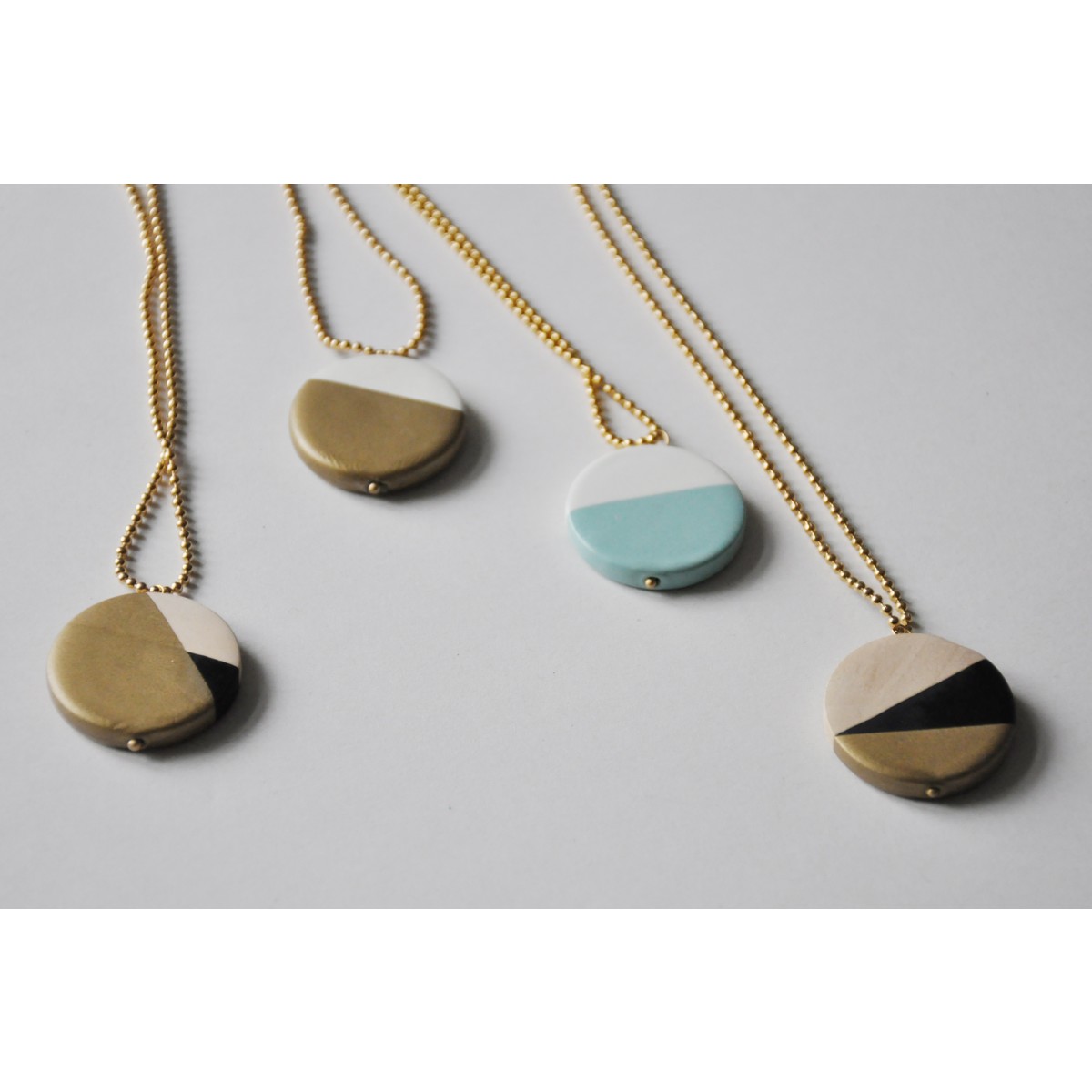 nahili KETTE UNIKAT "color dipping" Geldgold Holz Anhänger -  weiß, schwarz oder mint