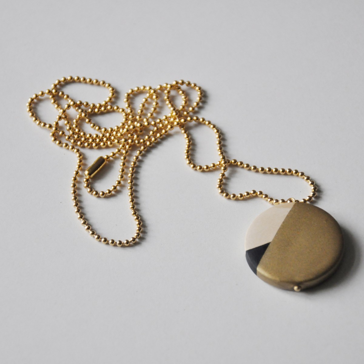 nahili KETTE UNIKAT "color dipping" Geldgold Holz Anhänger -  weiß, schwarz oder mint