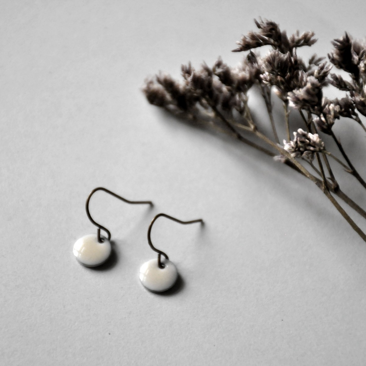 nahili OHRRINGE - mini dots - Emaille Kreise creme weiß altgold Bronze 
