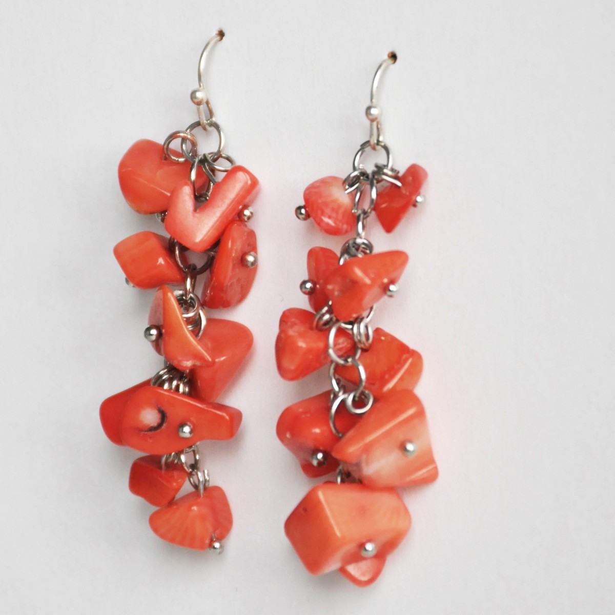 OHRRINGE Korallen Traube aus gebrochenen echten Korallensplittern mit silbernen Ohrhaken