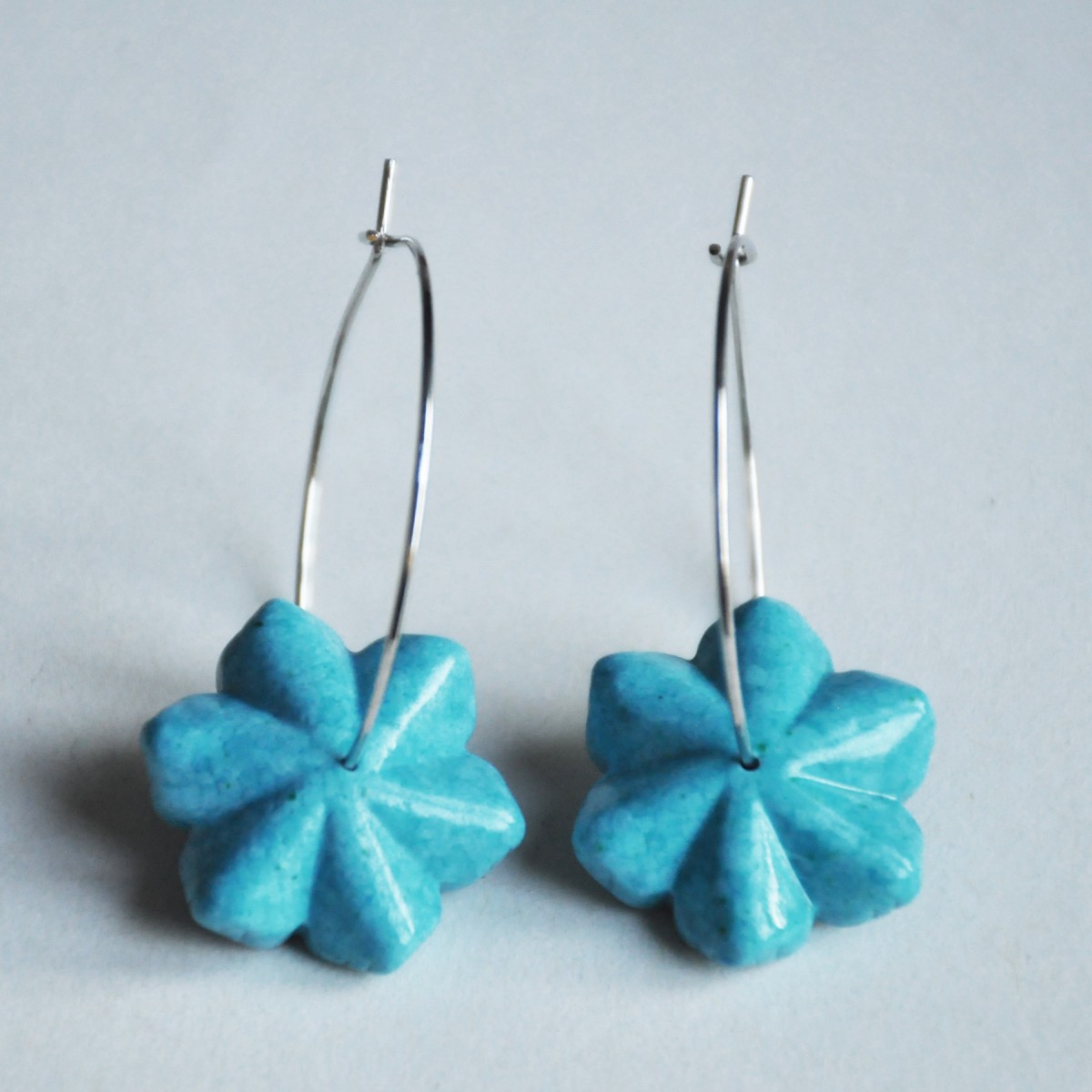 Nahili CREOLEN "blue turquoise flowers" UNIKAT Blüten - Ohrringe Halbedelstein "Türkis" 