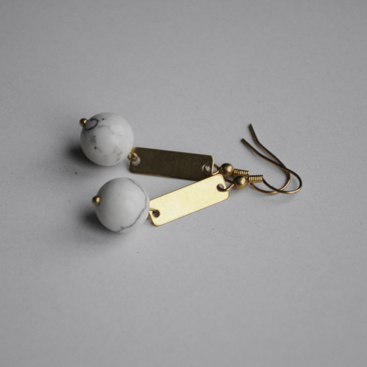 nahili OHRRINGE aus Messing "Marble Quadro" Ohrschmuck Naturstein Marmor oder Howlith