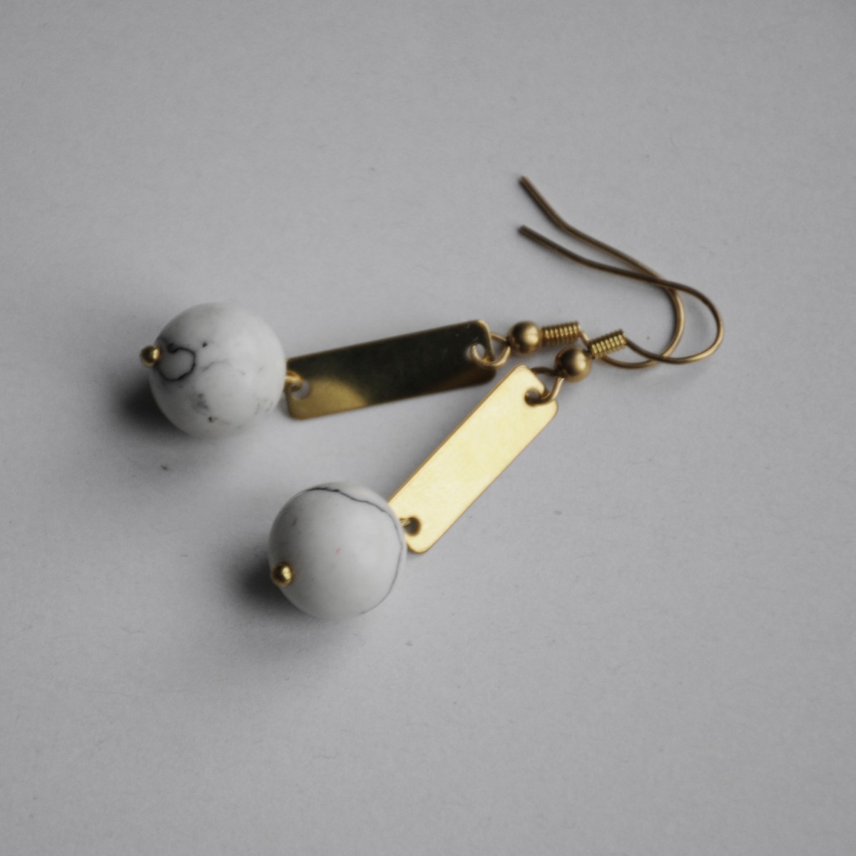 nahili OHRRINGE aus Messing "Marble Quadro" Ohrschmuck Naturstein Marmor oder Howlith