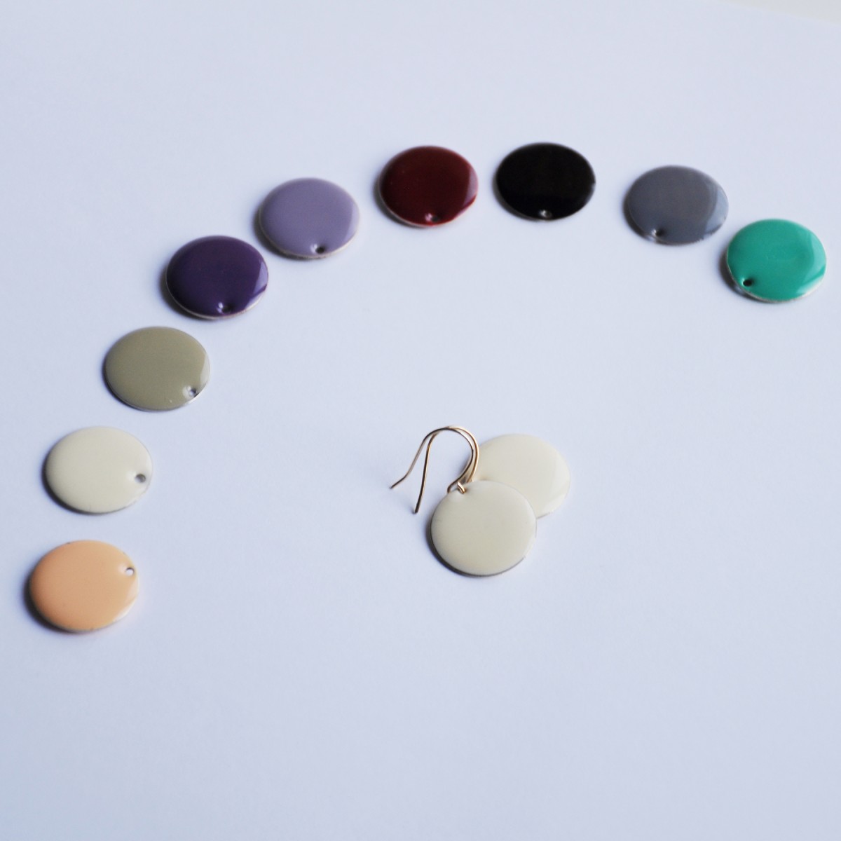 nahili OHRRINGE - golden dots - Emaille Kreise diverse Farben wie creme weiß, schwarz, flieder, lila goldene Haken 14K plattiert