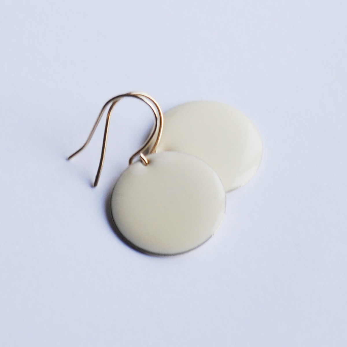 nahili OHRRINGE - golden dots - Emaille Kreise diverse Farben wie creme weiß, schwarz, flieder, lila goldene Haken 14K plattiert