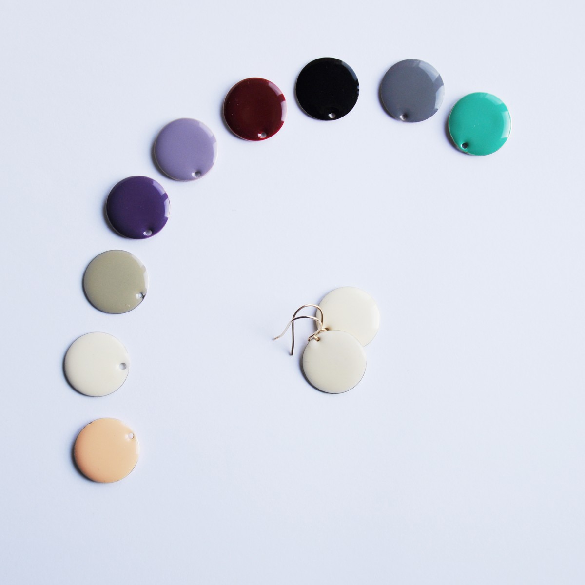 nahili OHRRINGE - golden dots - Emaille Kreise diverse Farben wie creme weiß, schwarz, flieder, lila goldene Haken 14K plattiert