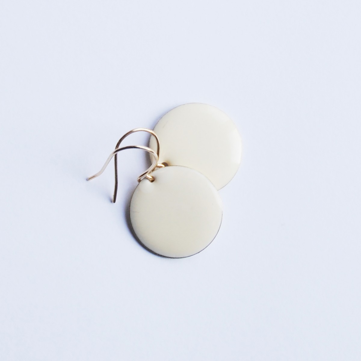 nahili OHRRINGE - golden dots - Emaille Kreise diverse Farben wie creme weiß, schwarz, flieder, lila goldene Haken 14K plattiert