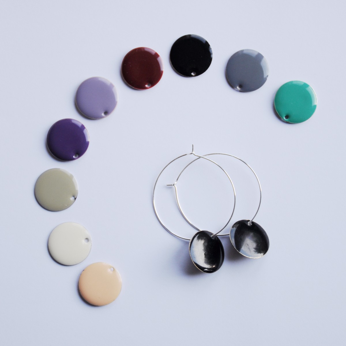 nahili OHRRINGE - dot hoops - Emaille Kreise diverse Farben wie weinrot, grau, nude, schwarz und silberne Creolen