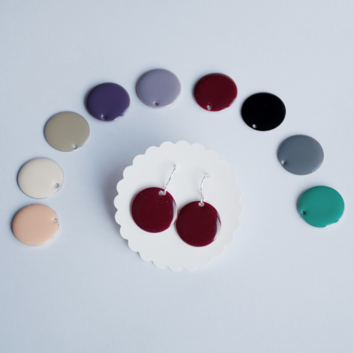 nahili OHRRINGE - dots - Emaille Kreise diverse Farben wie weinrot, grau, nude, schwarz und silberne Haken