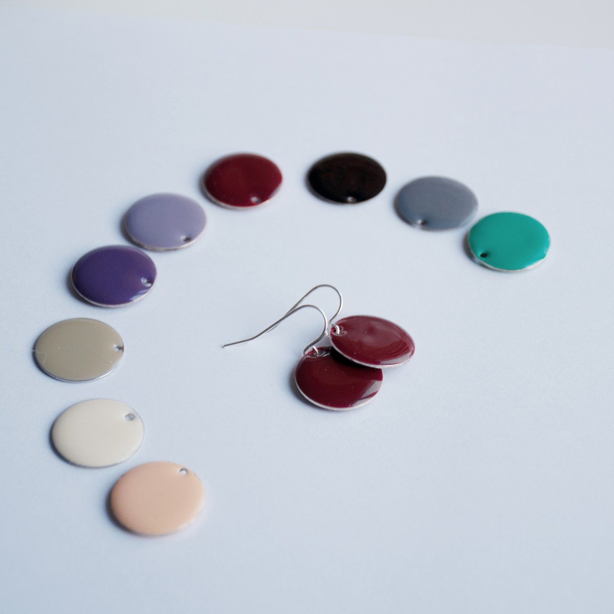 nahili OHRRINGE - dots - Emaille Kreise diverse Farben wie weinrot, grau, nude, schwarz und silberne Haken
