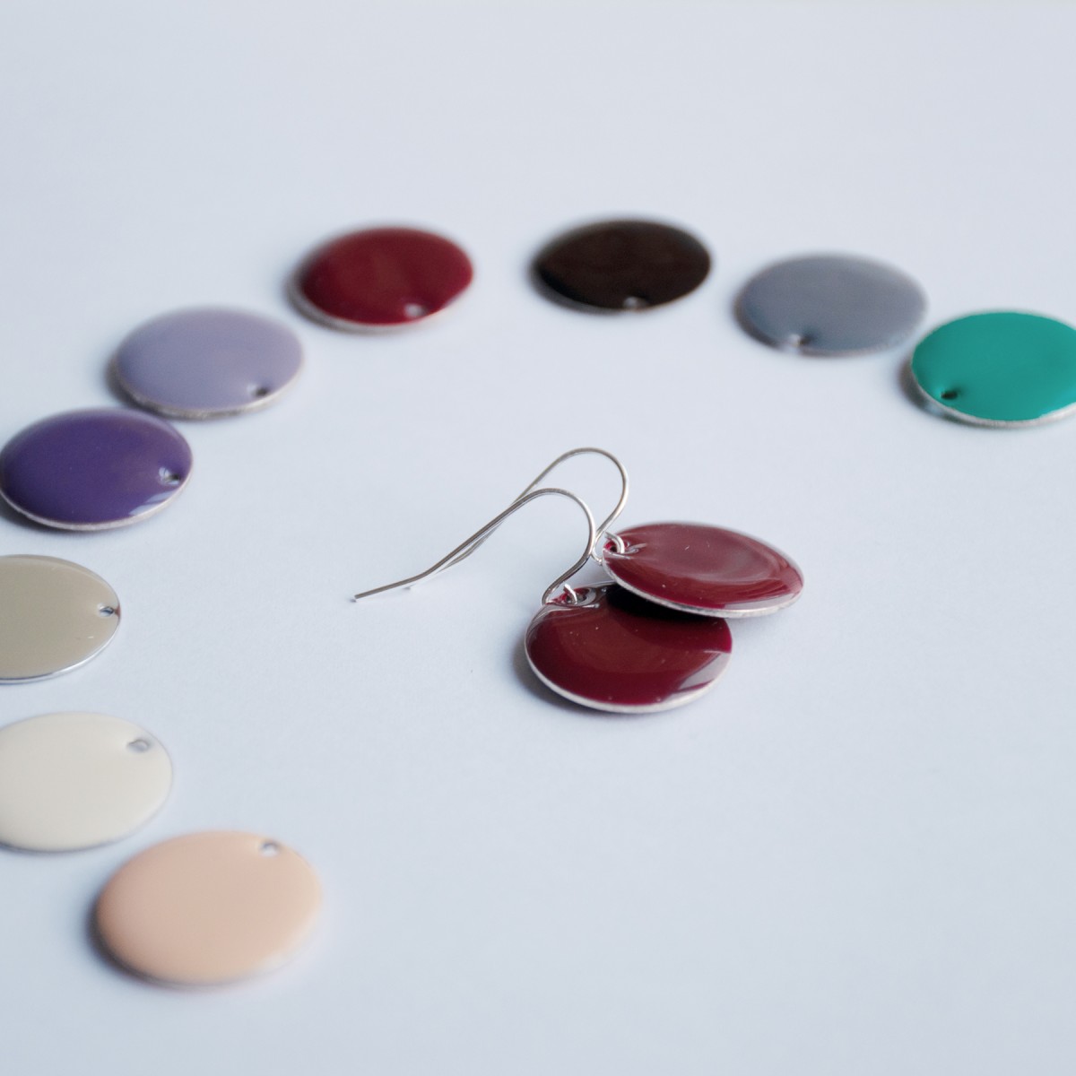 nahili OHRRINGE - dots - Emaille Kreise diverse Farben wie weinrot, grau, nude, schwarz und silberne Haken