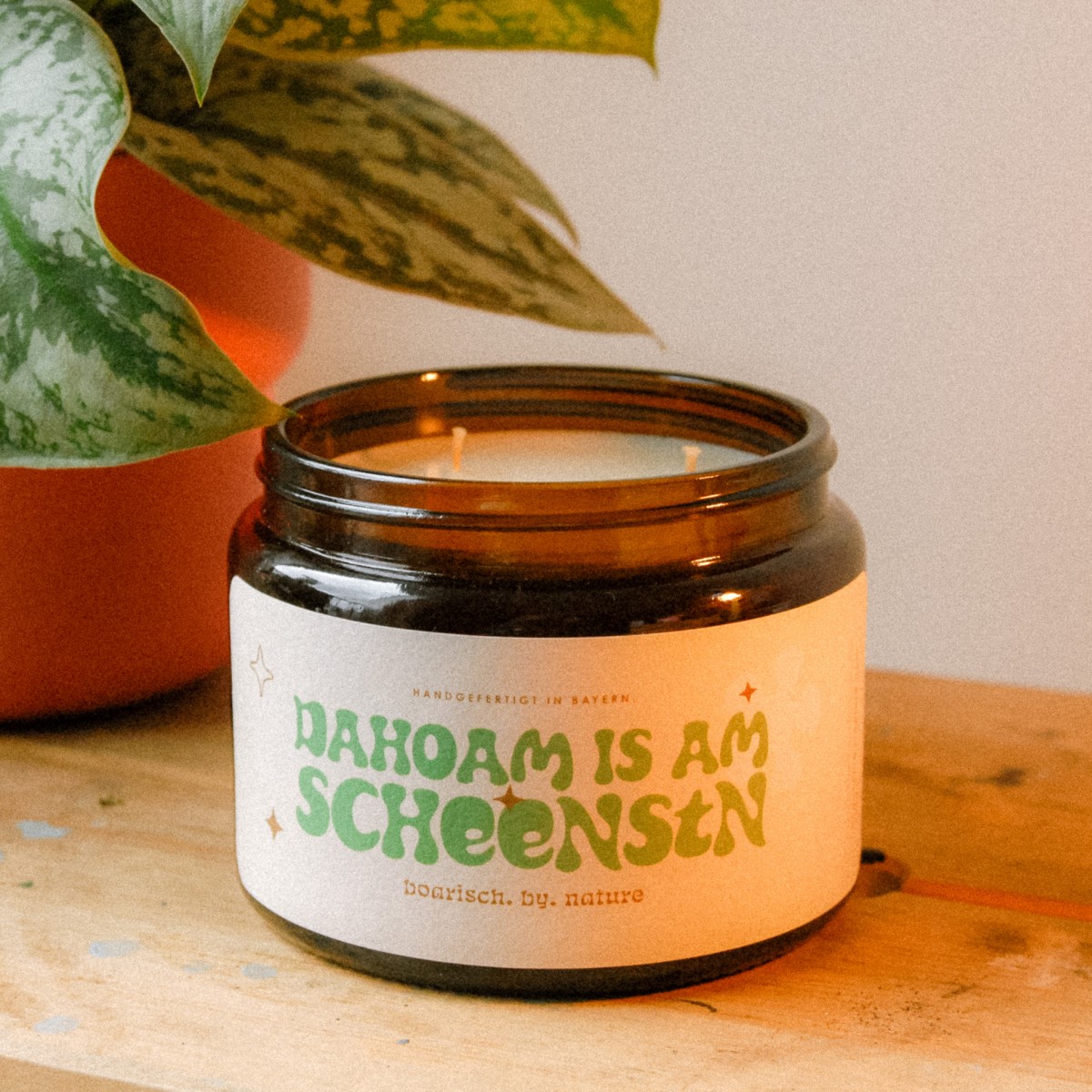 Dahoam is am scheenstn | Bayerische XXL Duftkerze | 500ml Rapswachs Zedernholz