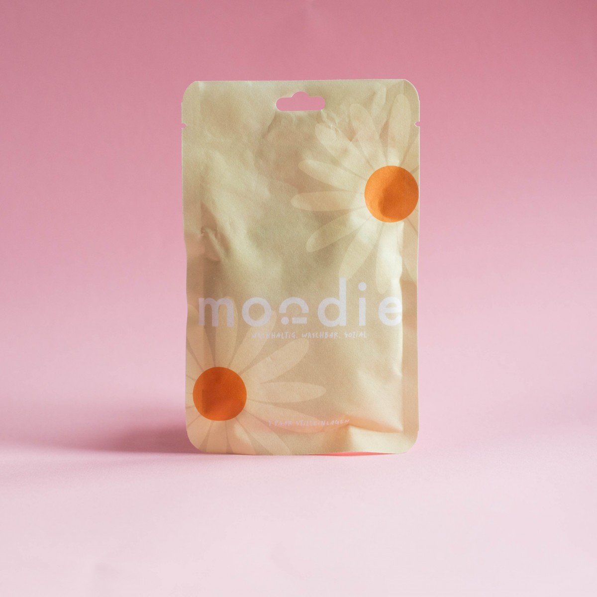 Waschbare Stilleinlagen mit Social Impact und homegrown Design von moodie x Strong Mama